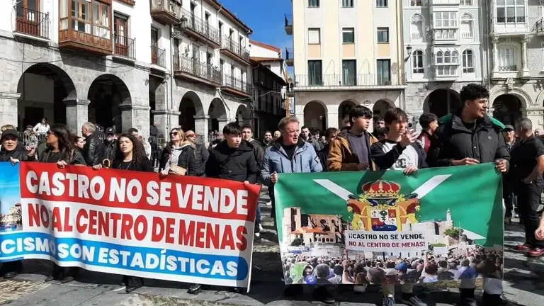 Concentraci&oacute;n en Castro Urdiales contra el centro de Menas.