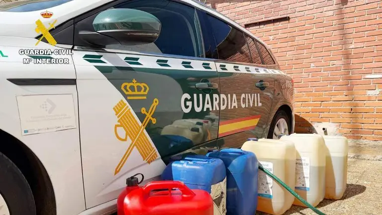 Garrafas incautadas por la Guardia Civil.
