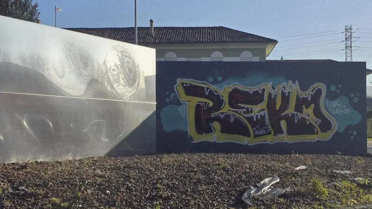 Monumento en la rotonda de Torrelavega.