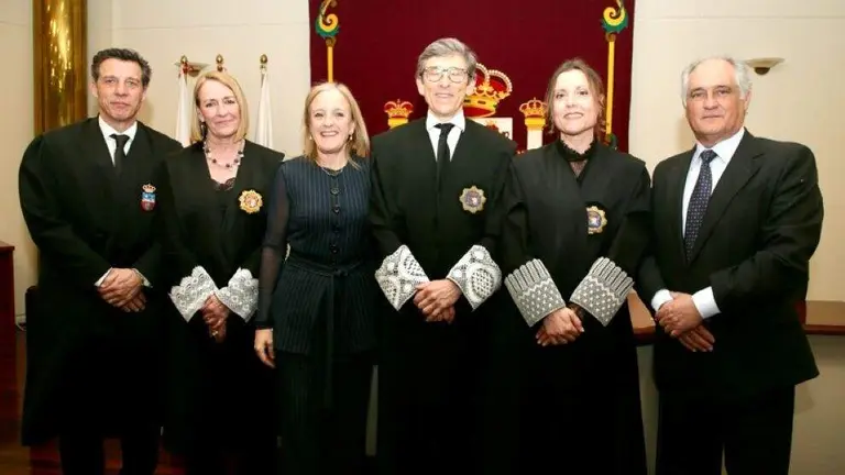 Un momento del acto con los asistentes en los Juzgados.