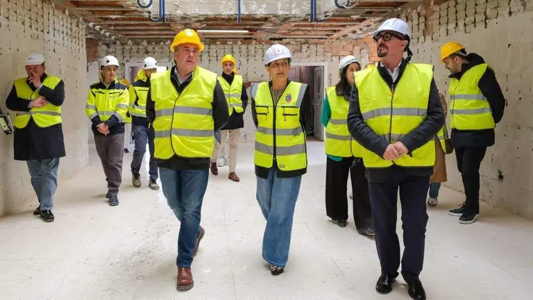 Las autoridades pol&iacute;ticas visitan las obras del centro de salud de Reinosa.