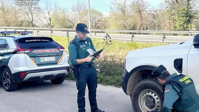 Agentes de la Guardia Civil inspecciona los veh&iacute;culos.