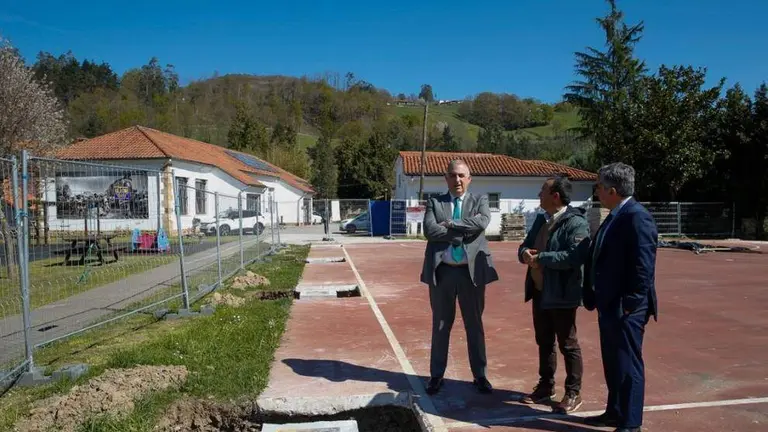 Las autoridades pol&iacute;ticas visitan varias actuaciones en Molledo.