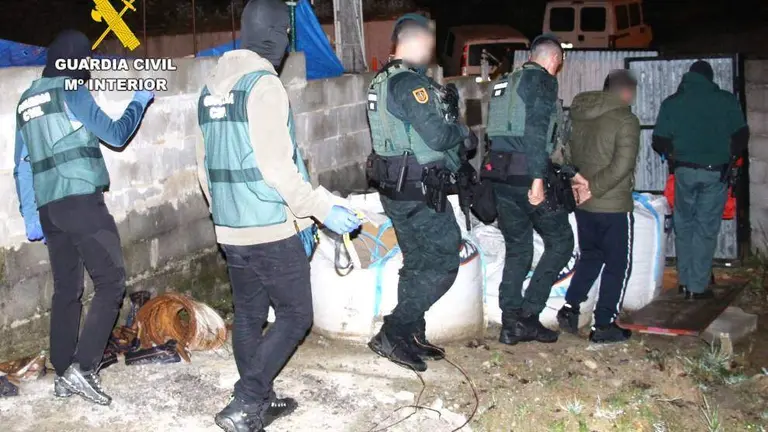 Un momento de la detenci&oacute;n por la Guardia Civil.