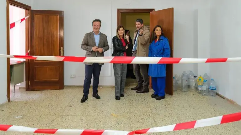 Las autoridades pol&iacute;ticas visitan las instalaciones de Parayas.