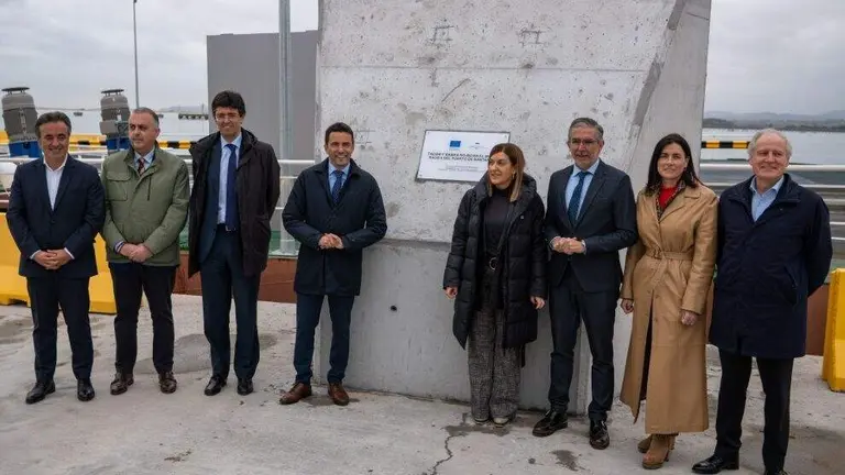 Las autoridades pol&iacute;ticas visitan las nuevas instalaciones.