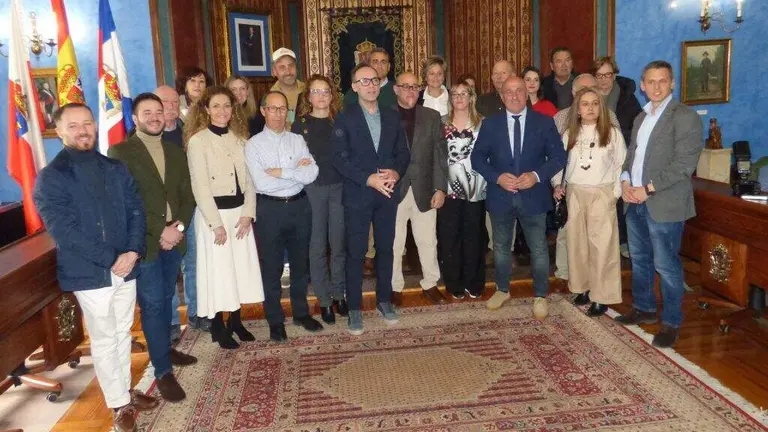 Representantes del PSOE apoyaron a su nuevo alcalde. R.A.