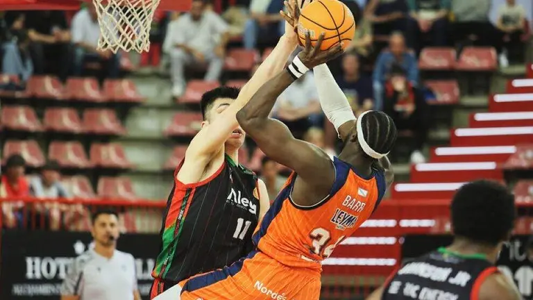 Un momento del encuentro de baloncesto en el Vicente Trueba.