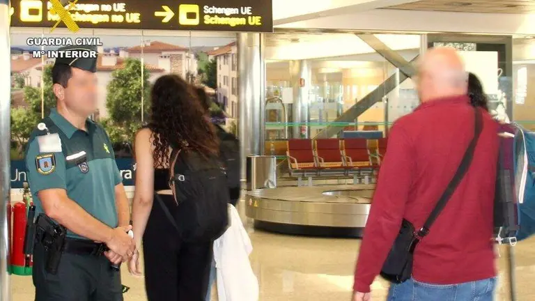 Control en el aeropuerto de Santander.