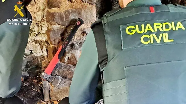 Los agentes con el hacha.