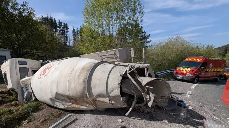 Cami&oacute;n volcado en la carretera.