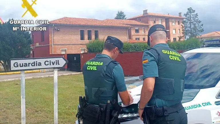 Patrulla de la Guardia Civil en Cabez&oacute;n de la Sal.