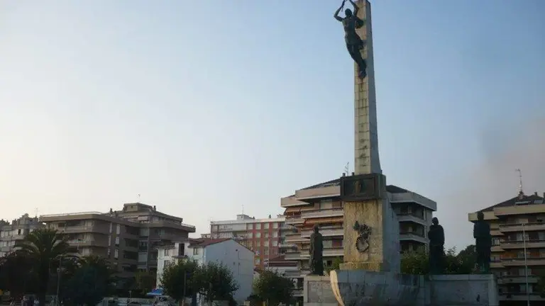 Monumento a Carrero Blanco en Santo&ntilde;a. R.A.