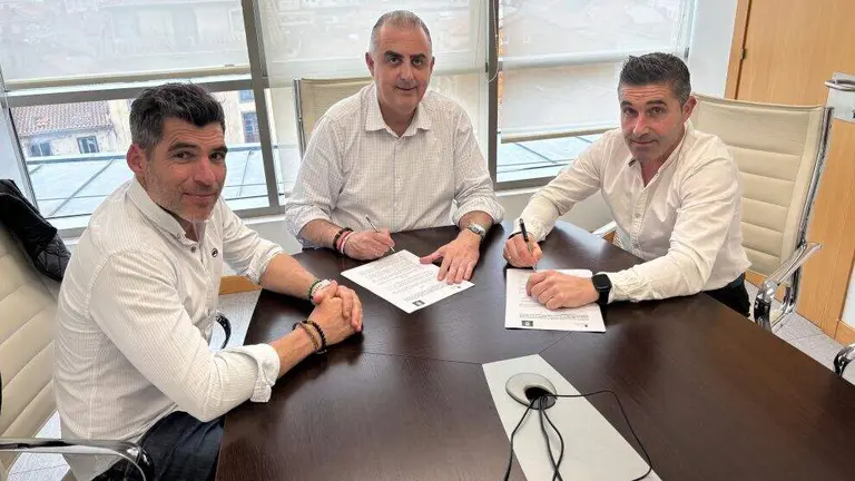 Un momento de la firma del convenio en la sede de la Consejer&iacute;a de Fomento.