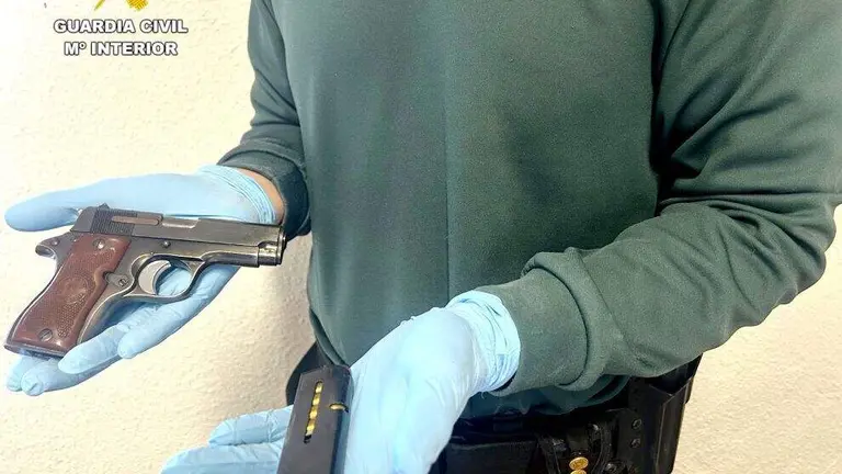 Pistola incautada en Cartes.