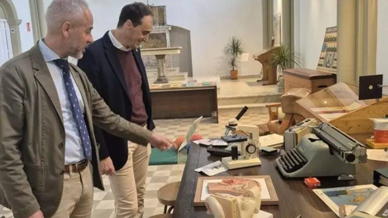 Inauguraci&oacute;n del centro cultural con la presencia del consejero de Educaci&oacute;n y el alcalde.