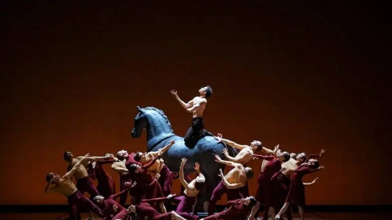 Un momento de la representaci&oacute;n con el caballo.