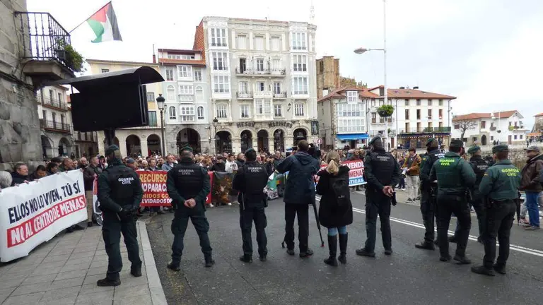 Concentraci&oacute;n en Castro Urdiales en contra del centro para menas en Mio&ntilde;o.