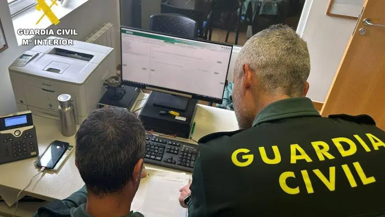 Agentes investigan la presunta estafa.