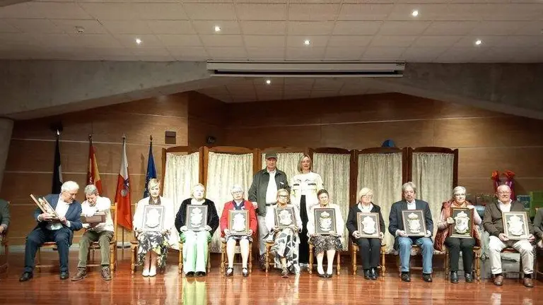 Un momento del homenaje a los mayores. en Meruelo.