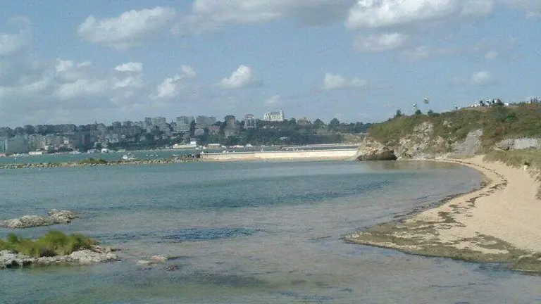 Playa de Pedre&ntilde;a en marina de Cudeyo. Wikipedia