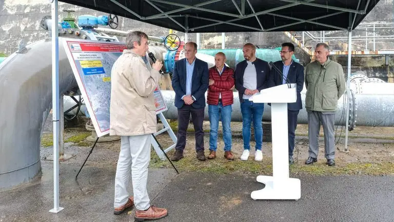 Explicaciones de las obras de suministro de agua.