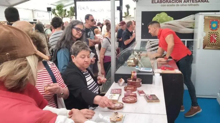 La Feria cuenta con 15 expositores de conserveras. R.A.