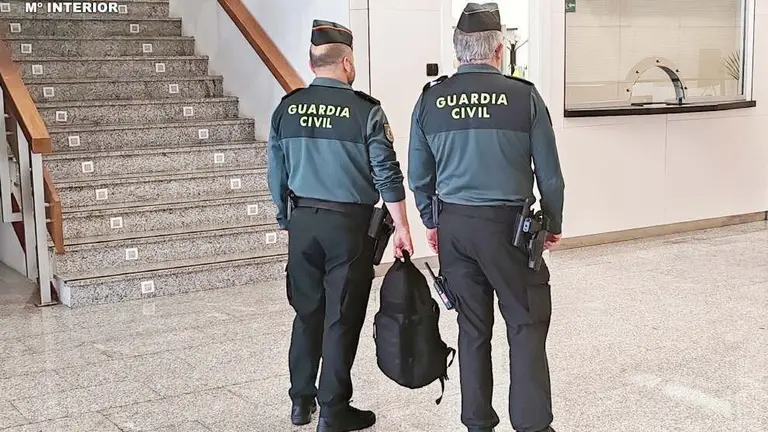 La Guardia Civil con la mochila.