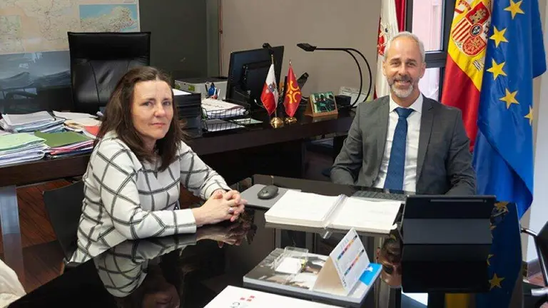 Reuni&oacute;n entre el consejero y la alcaldesa de Corvera de Toranzo.