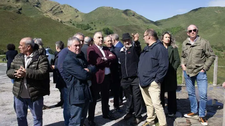 Un momento del acto de colocaci&oacute;n de la primera piedra.