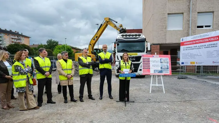 Acto de colocaci&oacute;n de la primera piedra de las viviendas.