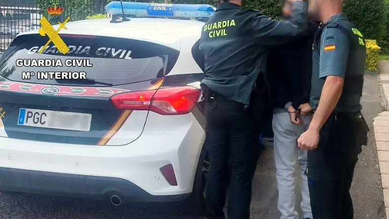 Un momento de la detenci&oacute;n por la Guardia Civil.