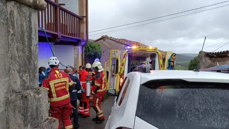 Un momento del incendio en la casa de Herrer&iacute;as.