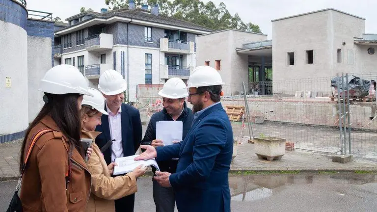 Visita a las obras del albergue de peregrinos en Boo.