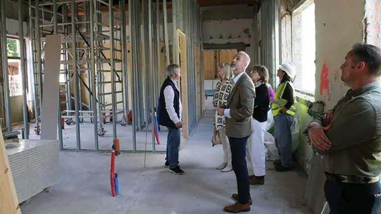 Las autoridades pol&iacute;ticas visitan las obras en Potes.