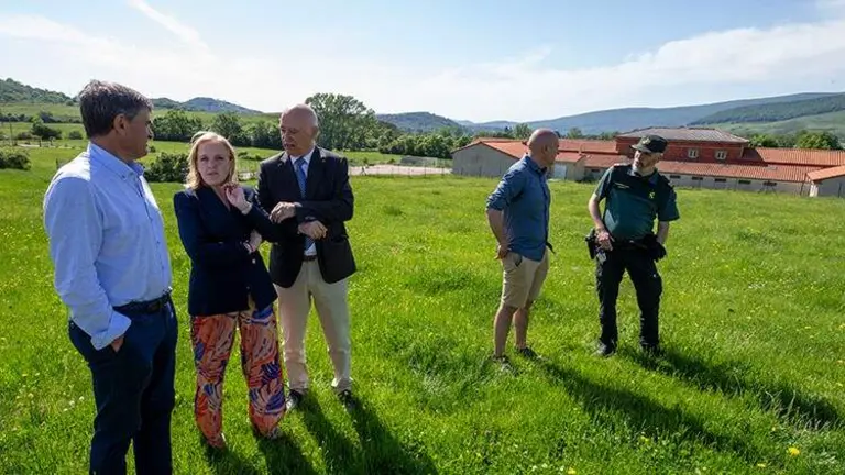 Las autoridades pol&iacute;ticas en su visita a la Hermandad de Campoo de Suso.