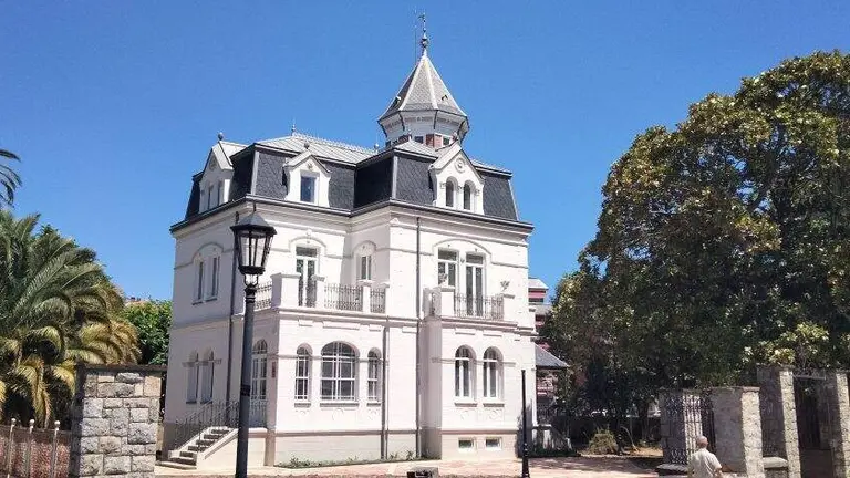 Edificio Villaluz en Colindres. R.A.