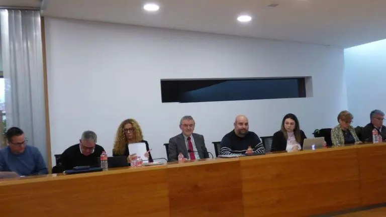 Concejales del PSOE en el Pleno de Santa Cruz de Bezana. R.A.