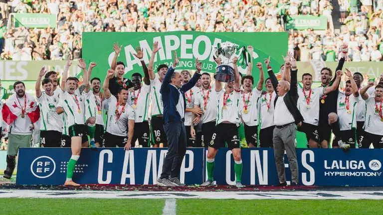 El Racing celebr&oacute; el t&iacute;tulo.