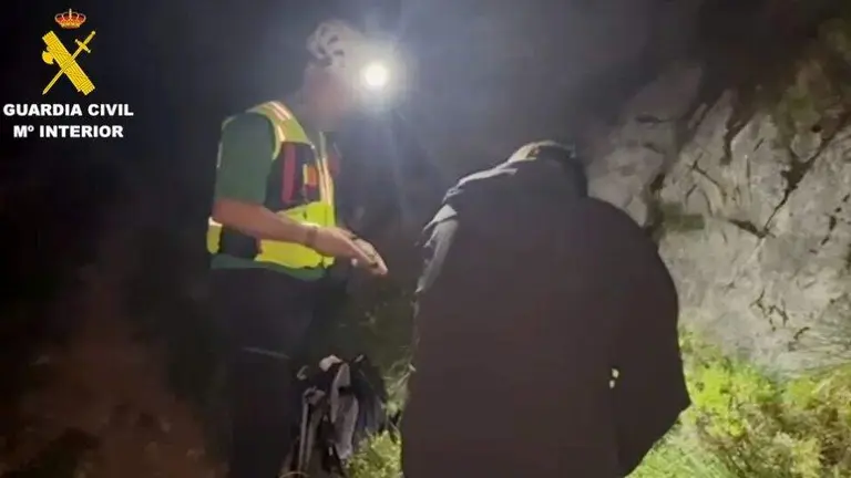 Un momento del rescate por la noche.