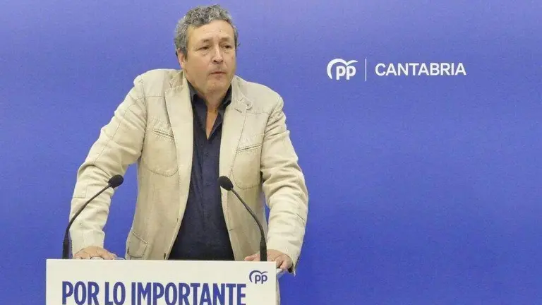 I&ntilde;igo Fern&aacute;ndez en la rueda de prensa.