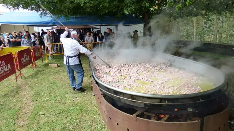 Preparando la paella en Los Remedios. R.A.