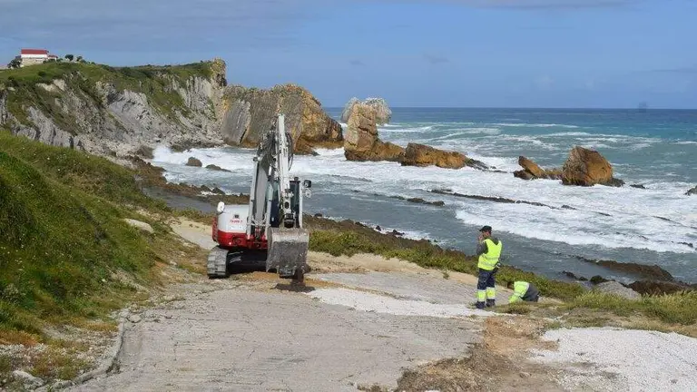 Obras de acondicionamiento en la playa La Arn&iacute;a.