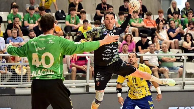 Un instante del partido ante el Bidasoa.