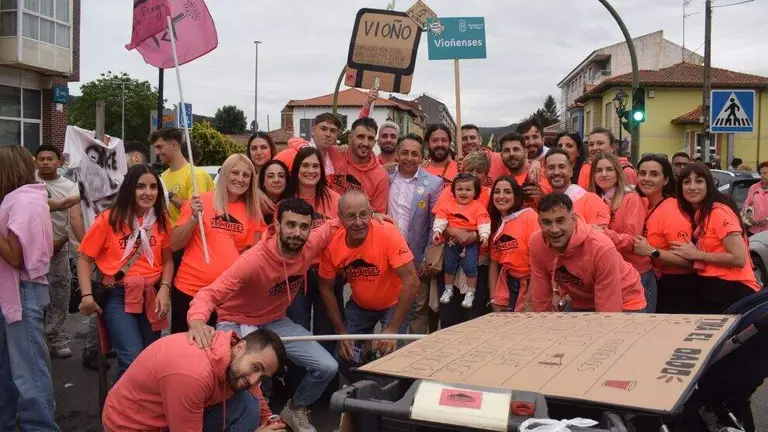 Desfile de las pe&ntilde;as en Renedo.
