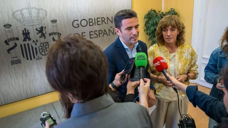 Los pol&iacute;ticos atienden a los medios de comunicaci&oacute;n.