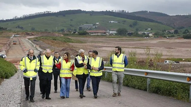 Las autoridades pol&iacute;ticas visitan la zona de La Pasiega.