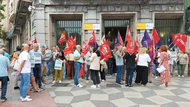 Concentraci&oacute;n de sindicatos y trabajadores en Santander.