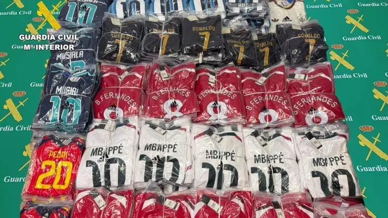 Camisetas de f&uacute;tbol intervenidas por la Guardia Civil.