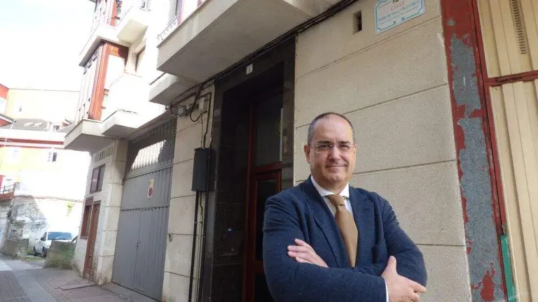 El concejal de Vox, Salvador Sarabia, en la calle dedicada a los marineros santo&ntilde;eses que participaron en el Descubrimiento de Am&eacute;rica. R.A.